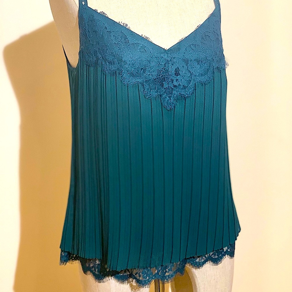 ✳️ NWOT - White House Black Market Pleated Cami - Size Small